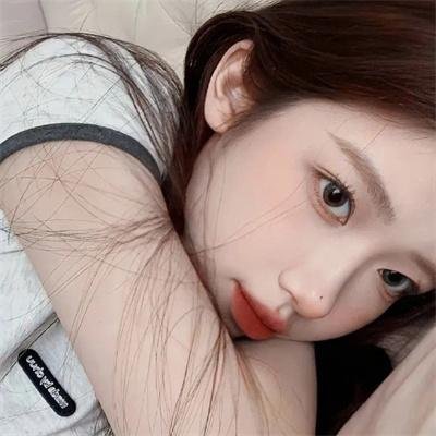 沙滩上的夏娃